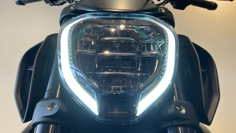 Ducati Diavel V4 - Dark Stealth Yellow (25MY)